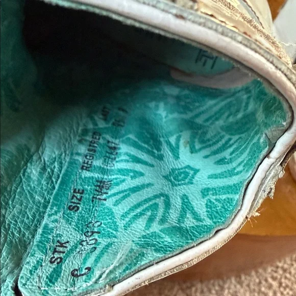 Corral cream colored western short booties. Size 7-1/2 - Picture 10 of 12